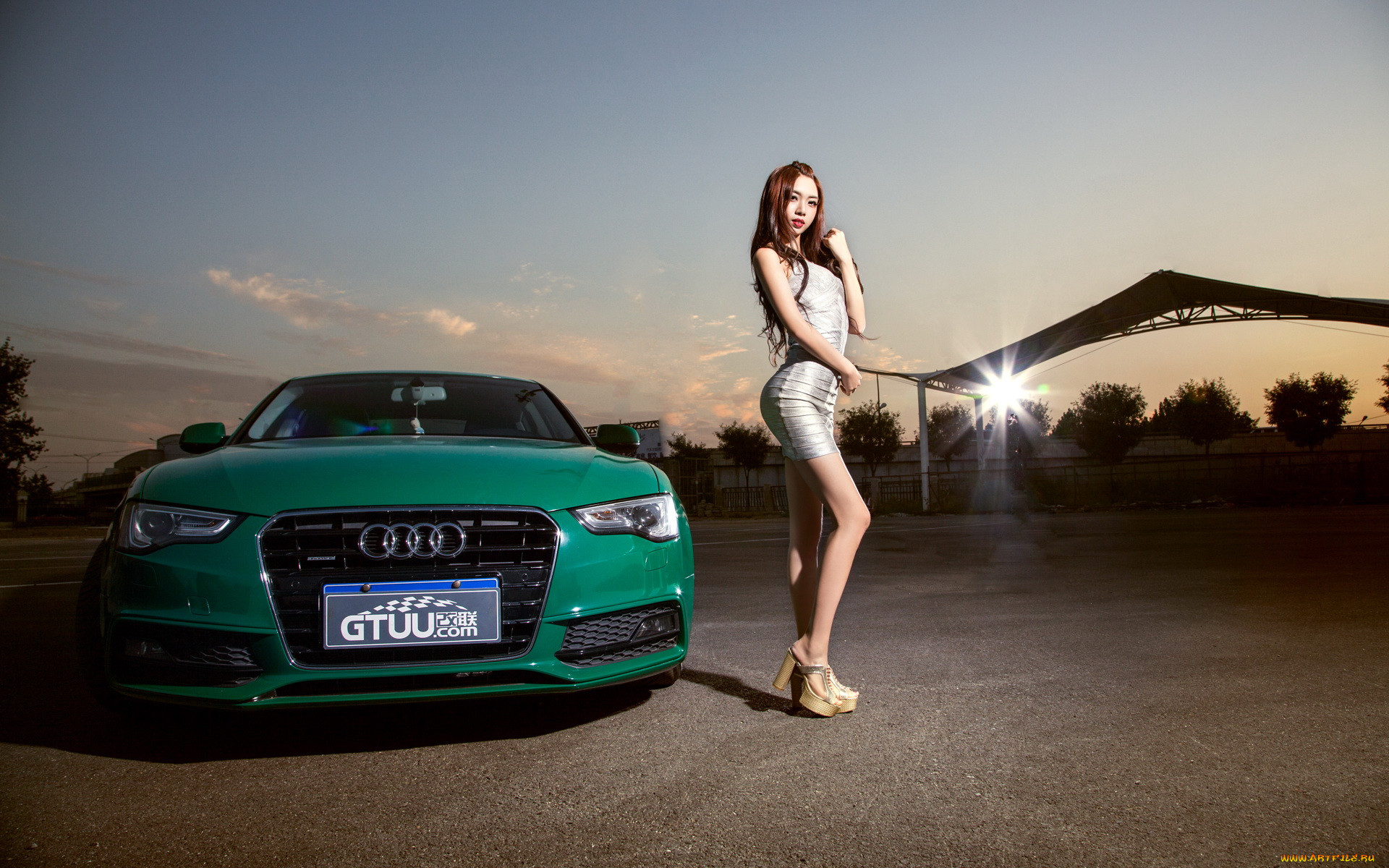 Девушка стоит машина. Audi a5 с девушкой. Стоит возле машины. Девушка стоящая возле машины. Девушка в машине Audi.